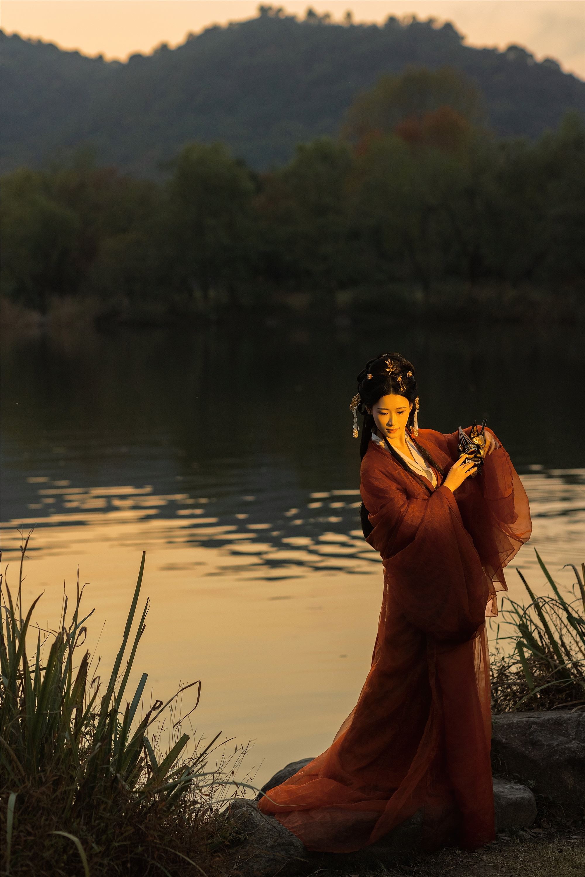 YITUYU艺图语 2025.01.27 落日熔金 江月月月